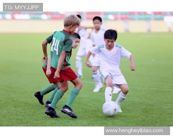 漫画足球明星与小孩的梦想之旅一起追逐绿茵场上的荣耀与友谊